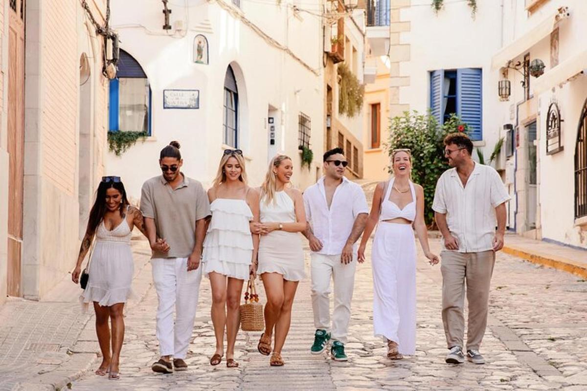 um grupo de pessoas caminhando por uma rua