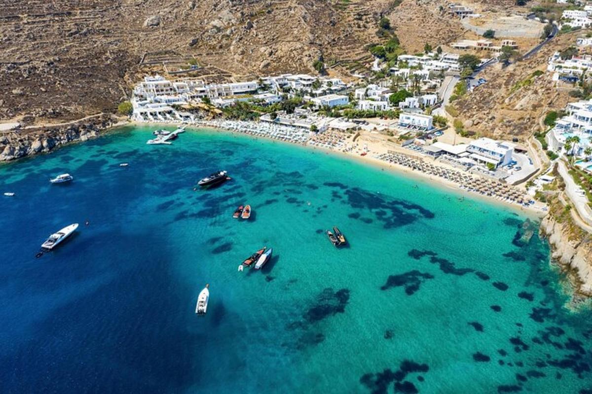 o vedere aeriană a bărcilor în oceanul albastru