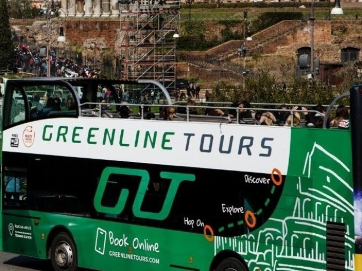 zielono-biały autobus jadący ulicą