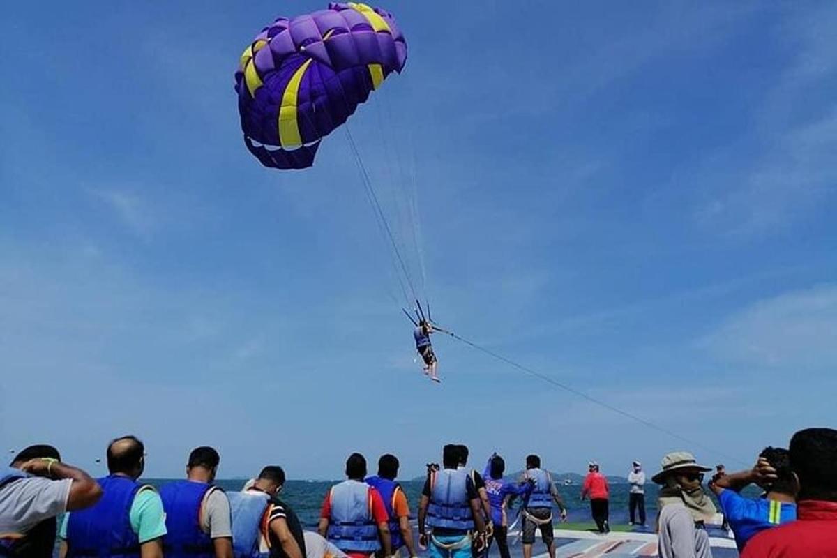 một người đang thả diều trên bãi biển