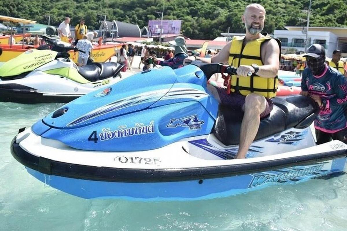 vyras, važiuojantis vandens motociklu vandenyje