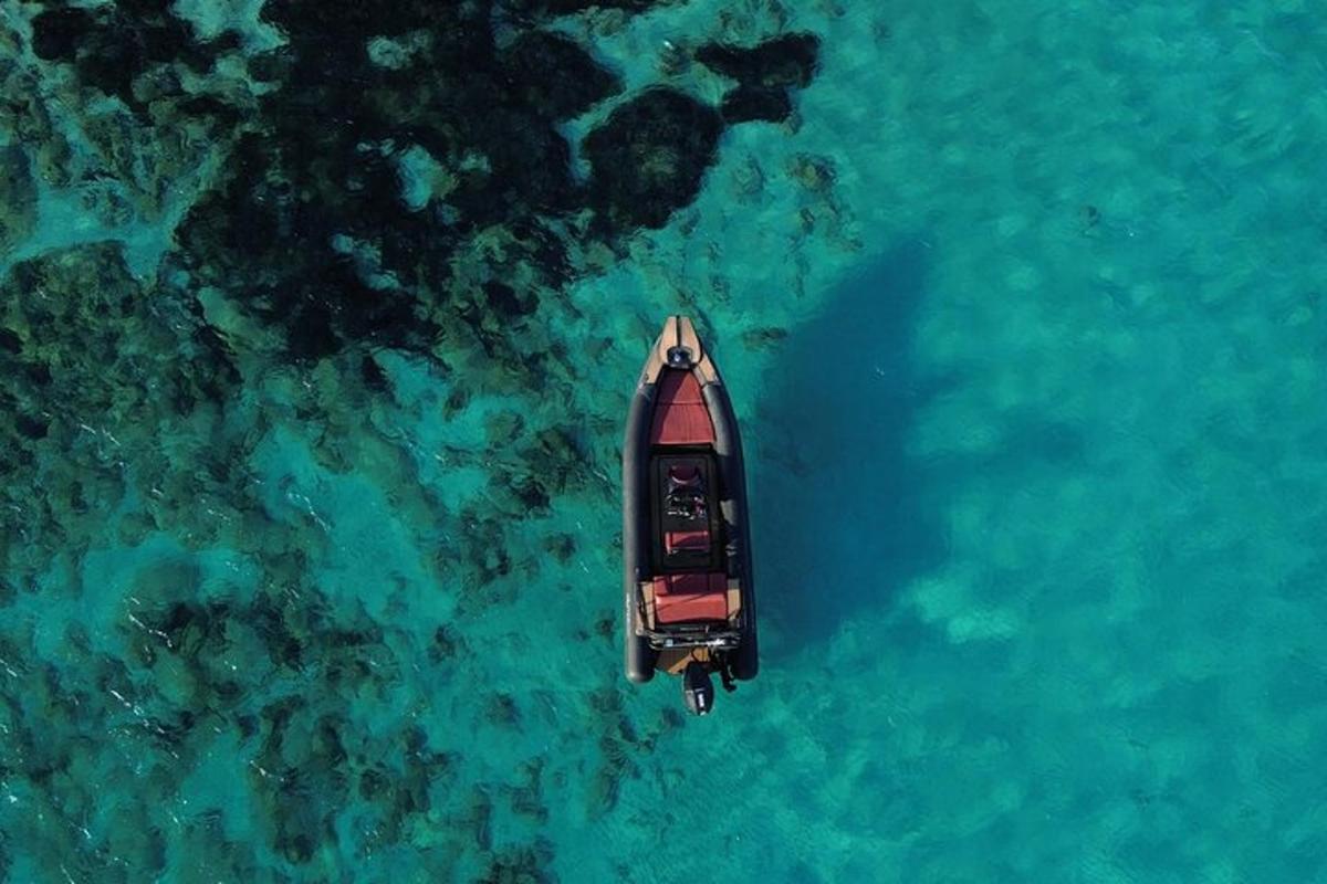 een luchtfoto van een boot in het water