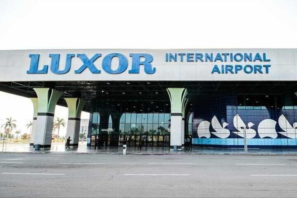 un cartello dell'aeroporto internazionale di Luzor sul lato di un edificio