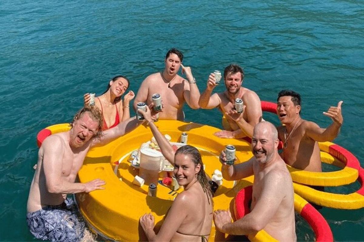 skupina ljudi v vodi na splavu