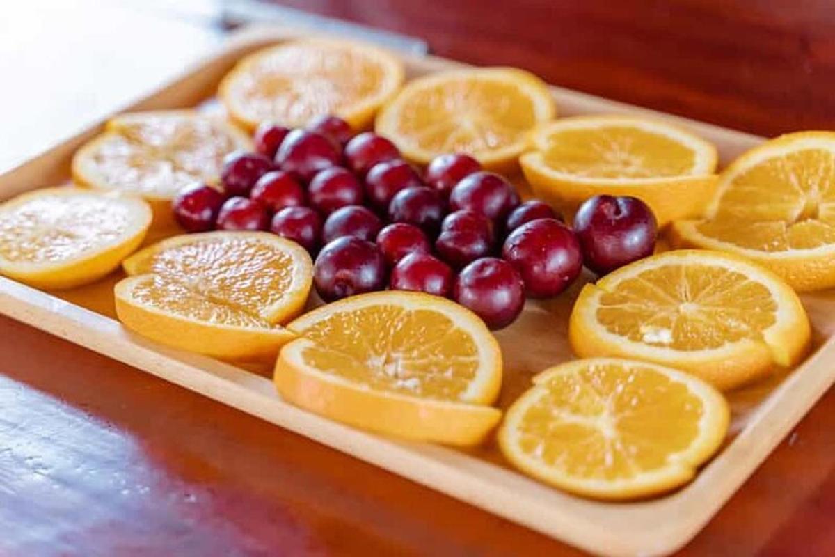 pladenj z pomarančami, pomarančami in grozdjem na mizi