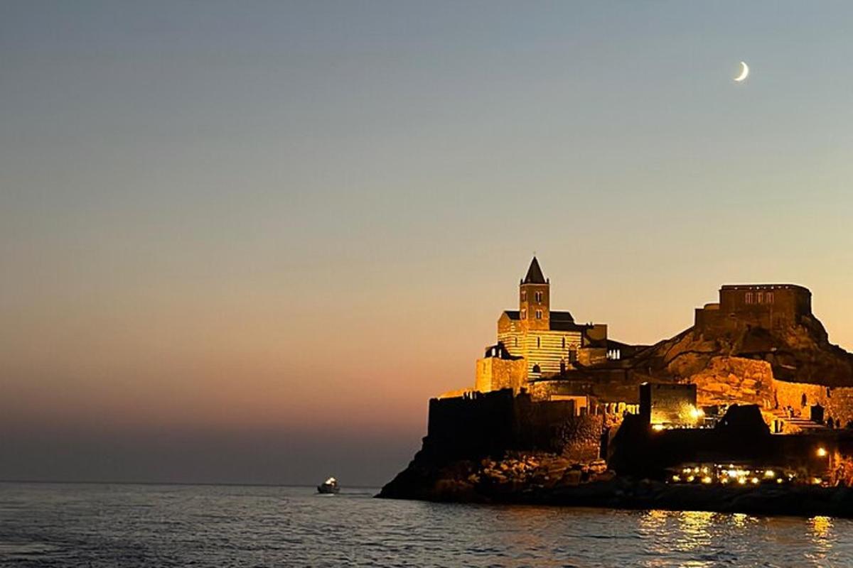 eine Burg auf einem Felsen im Wasser bei Sonnenuntergang