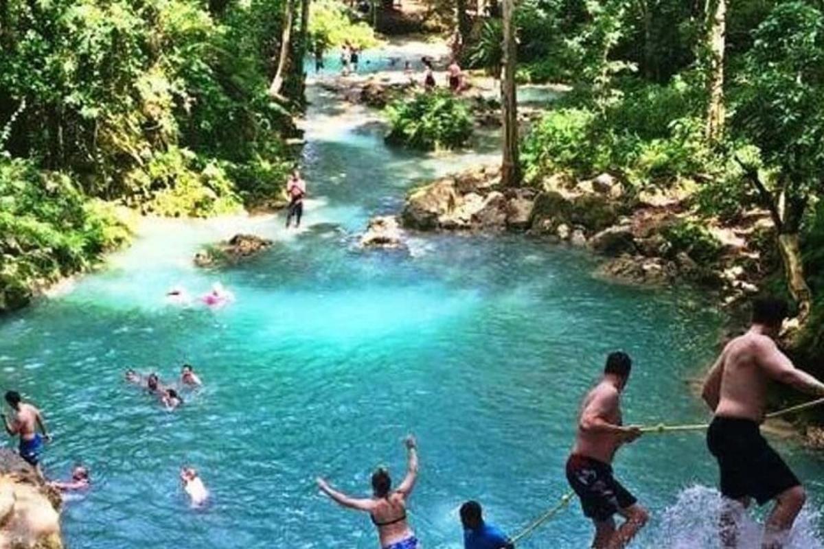 un grupo de personas nadando en un río