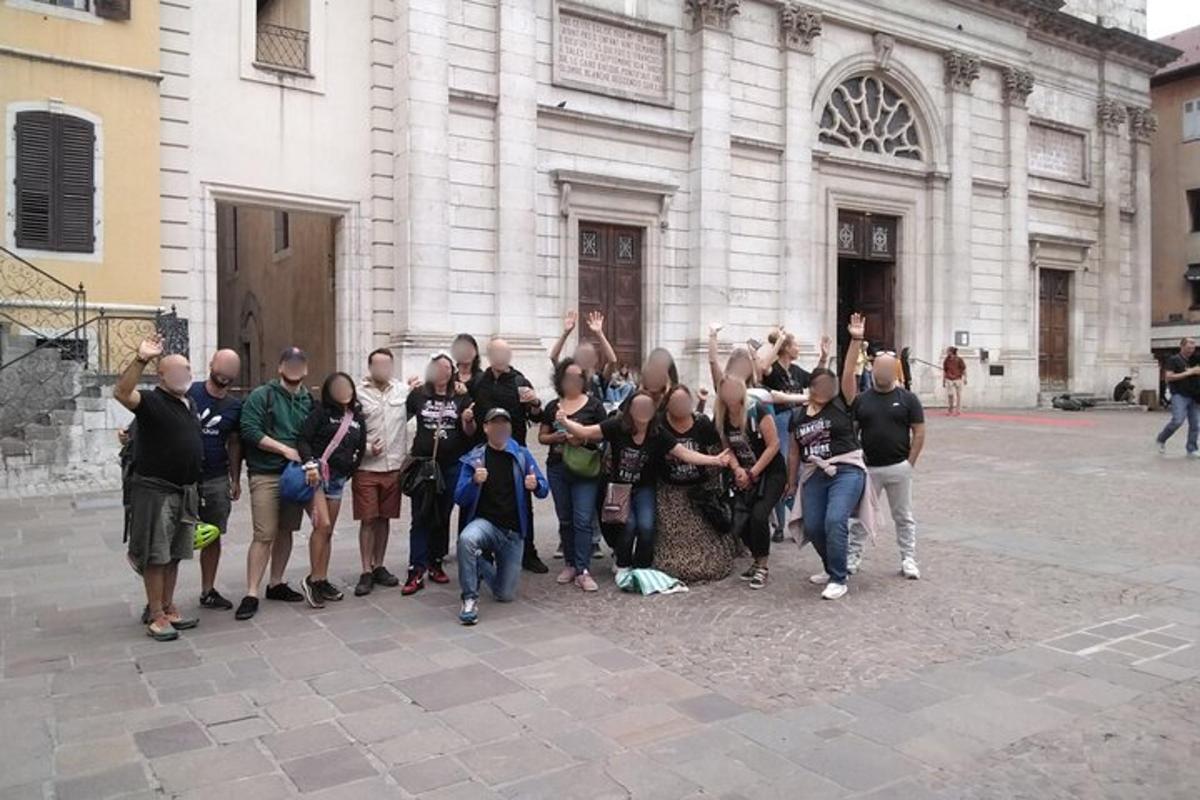 un gruppo di persone in piedi davanti a un edificio