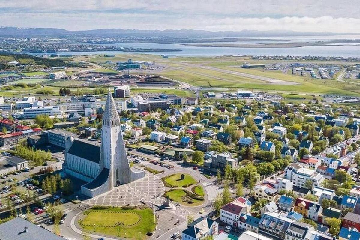õhust vaade linnale, millel on kõrge torn
