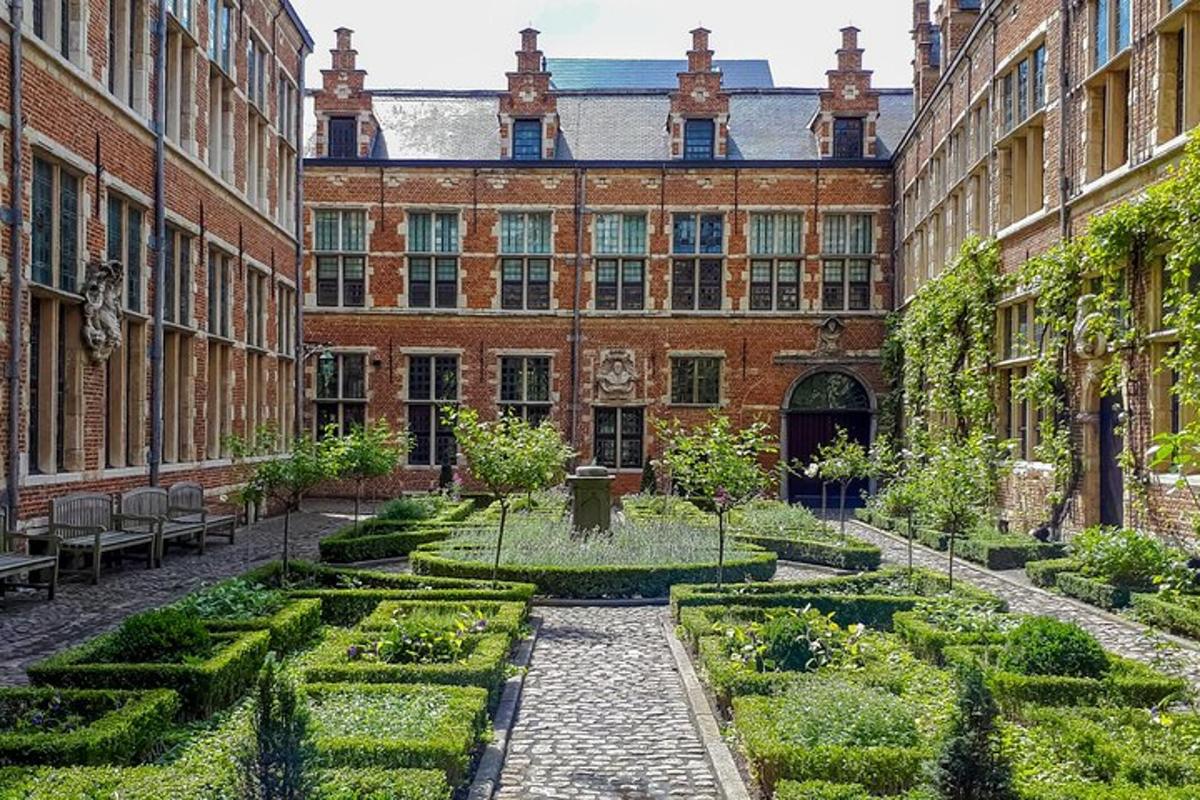 un cortile con un giardino di fronte a un edificio