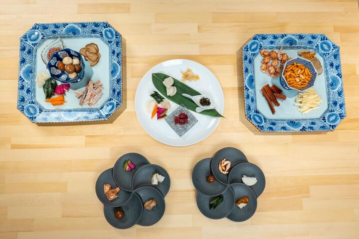 tres platos de comida en una mesa de madera