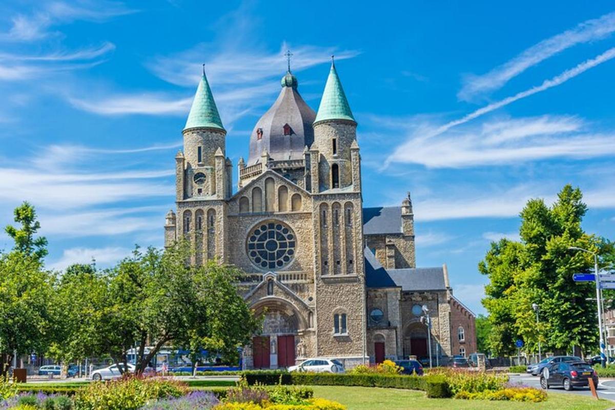 en stor kirke med tårne og en blå himmel
