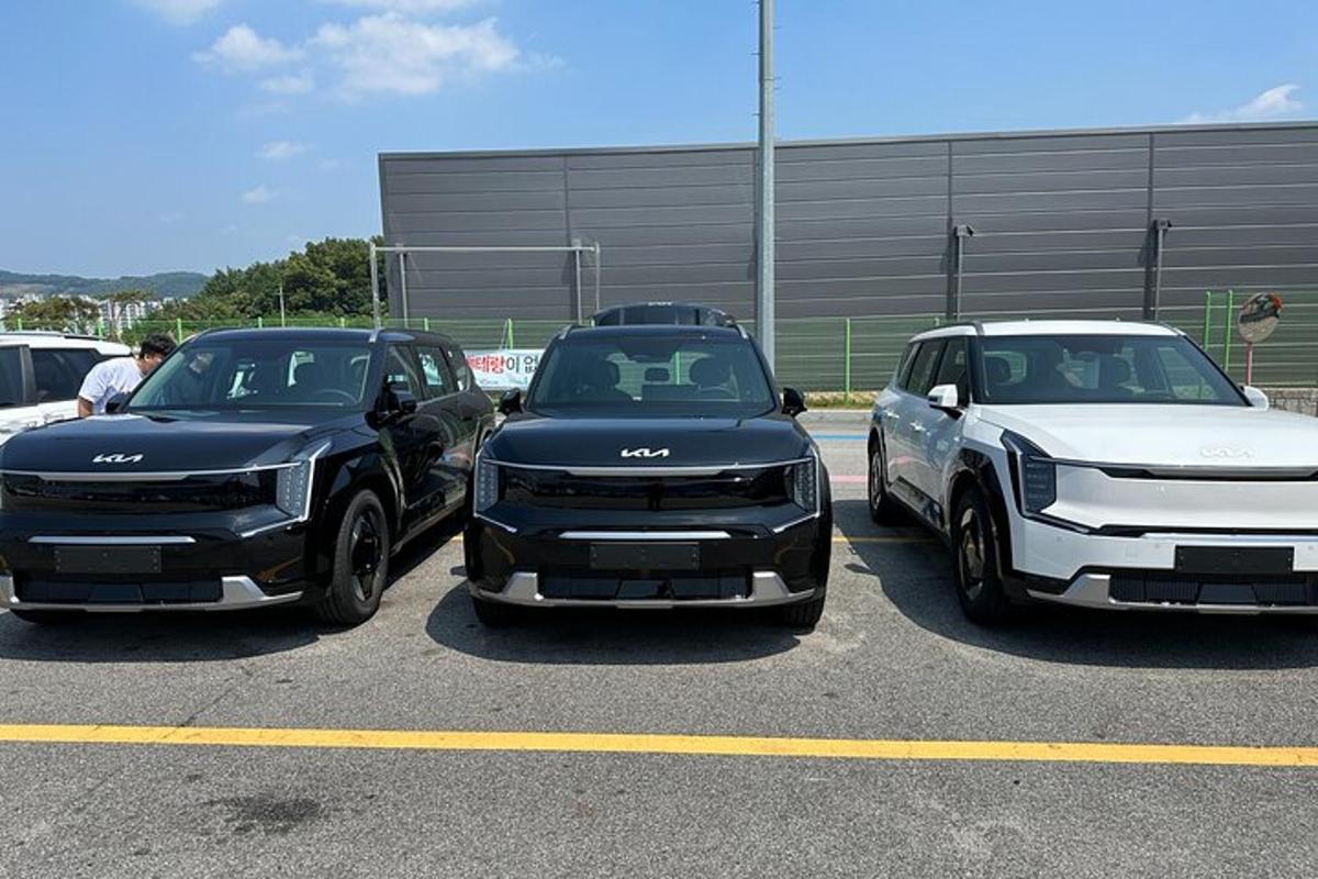 Dos coches aparcados uno al lado del otro en un estacionamiento