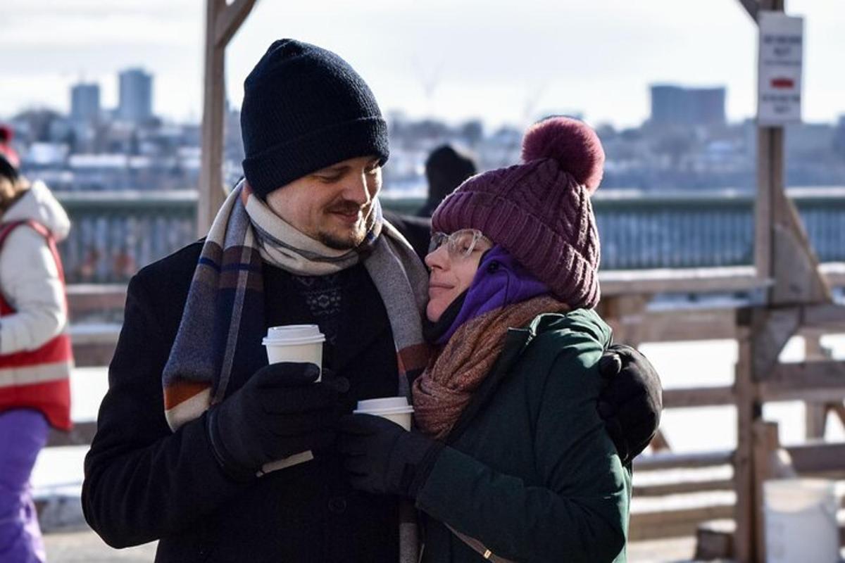 一名男子和一名女子手捧一杯咖啡