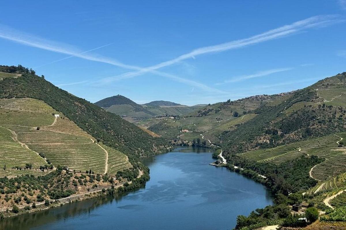 una vista aérea de un río en un valle