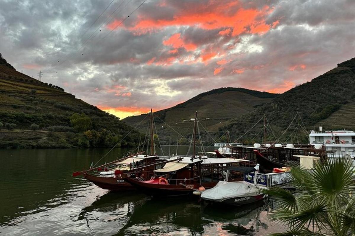 skupina lodí zakotvených ve vodní ploše