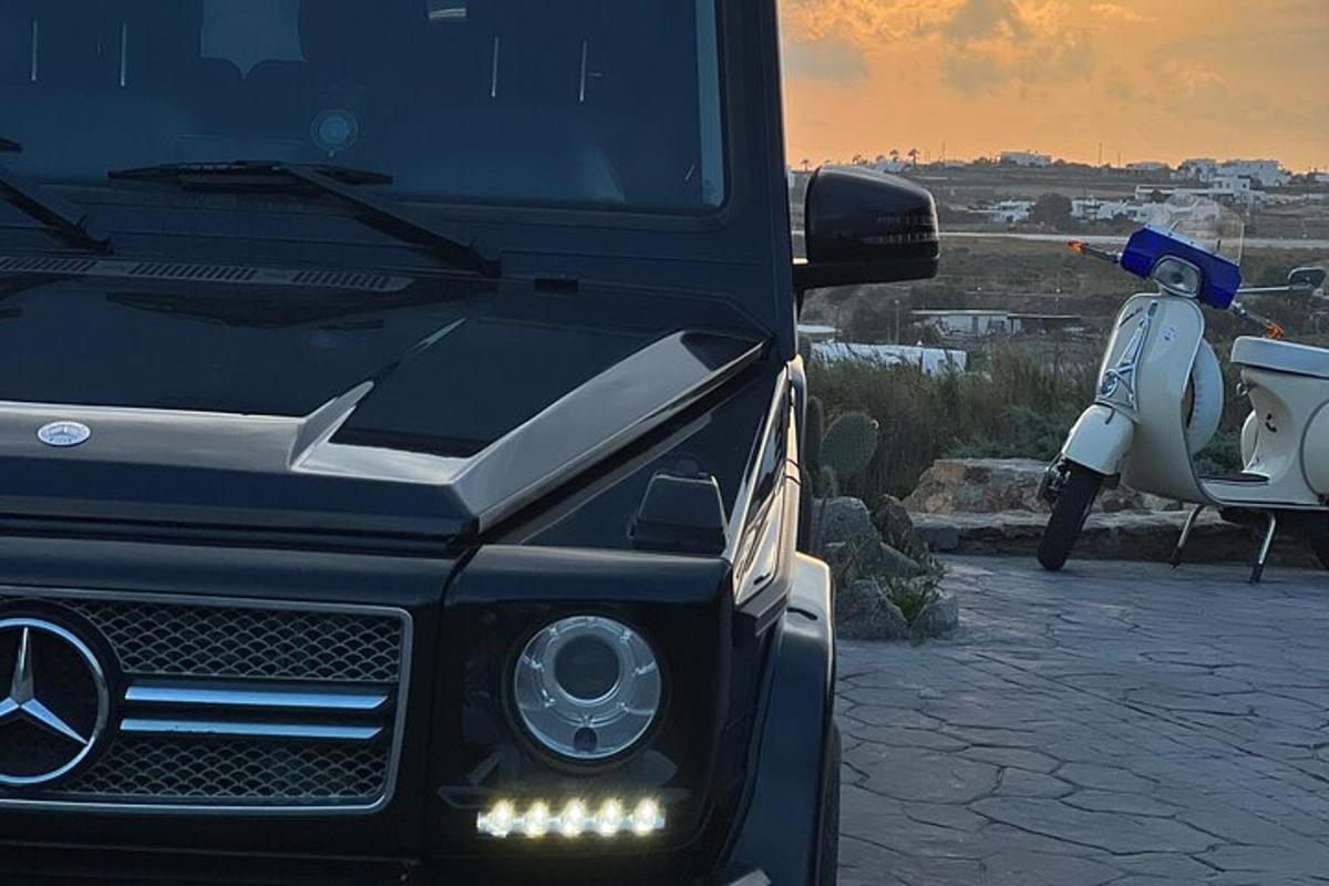 kamion Mercedes Benz zaparkovaný vedle skútru