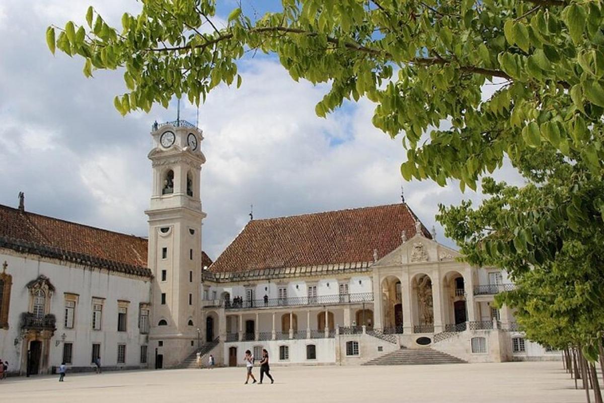 un gran edifici amb una torre del rellotge al davant