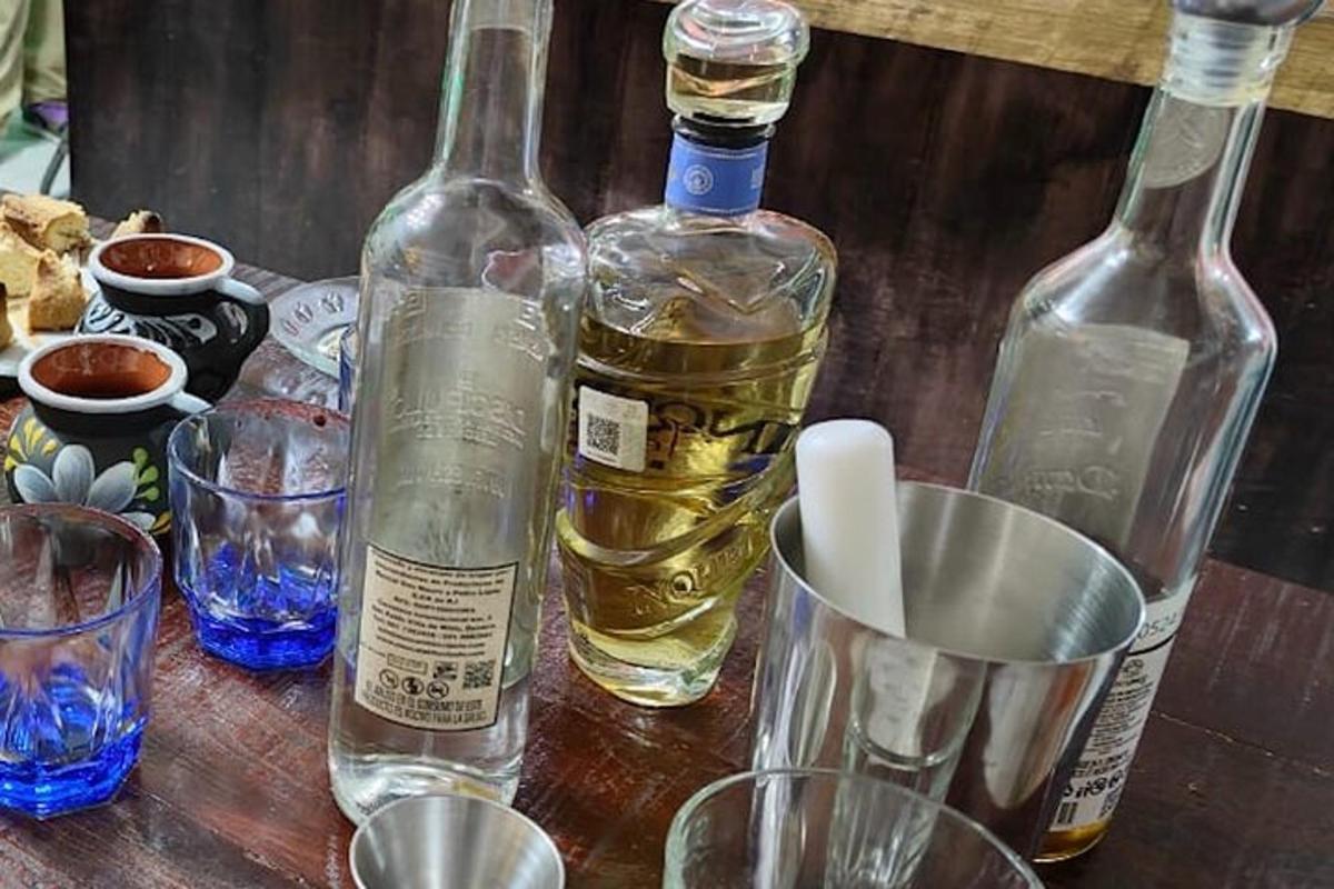 Una mesa con dos botellas de vino y copas.