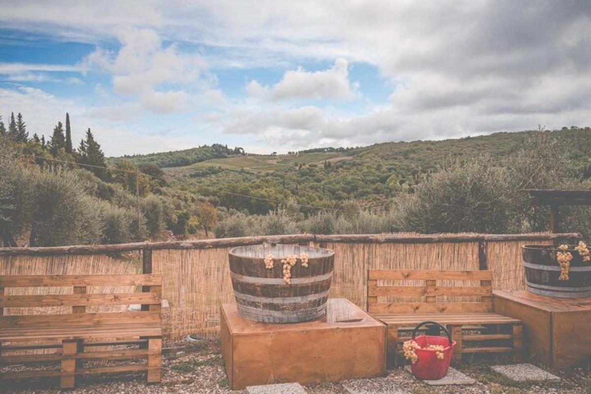 una valla de madera con dos cubos y un barril