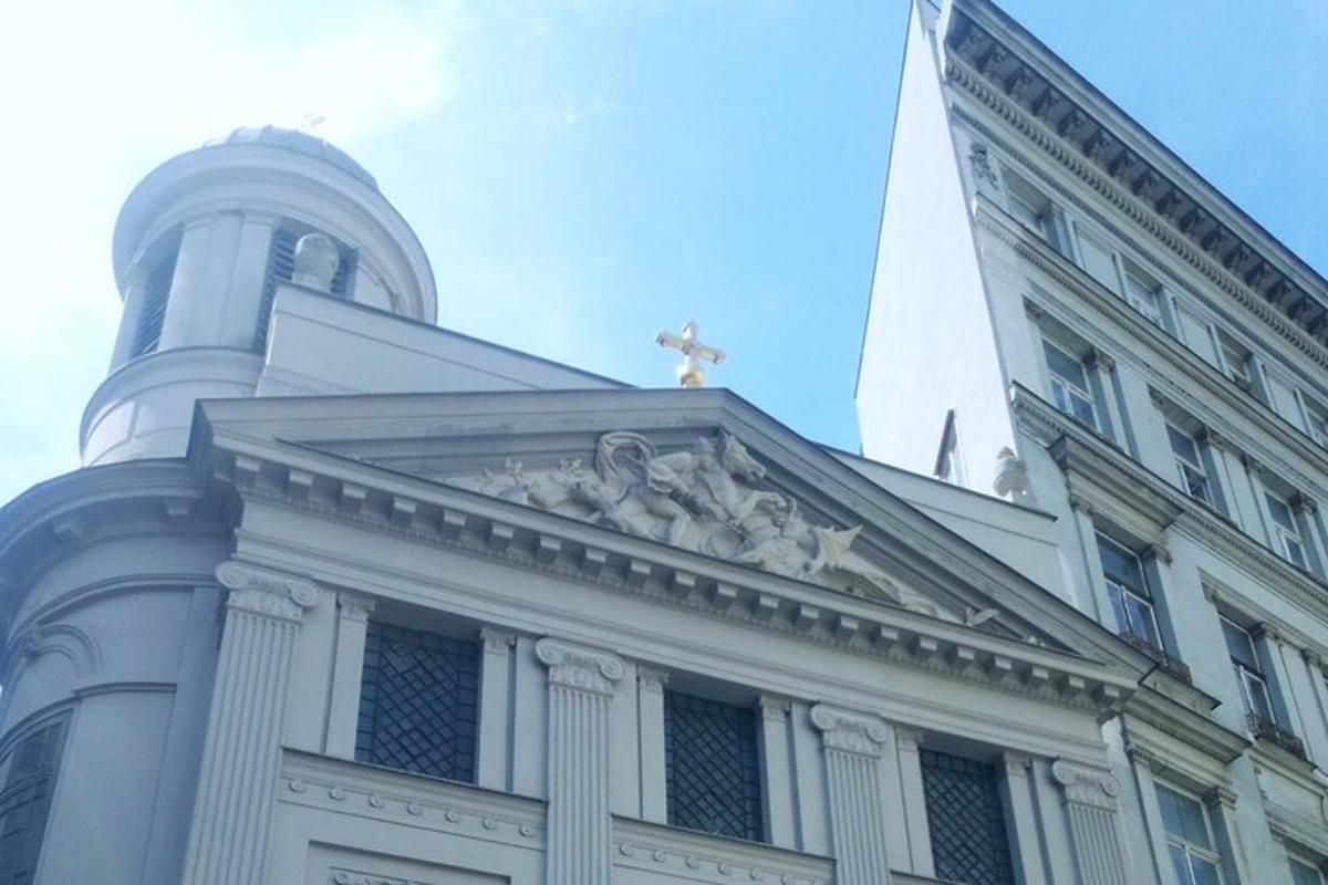 црква са крстом на врху зграде