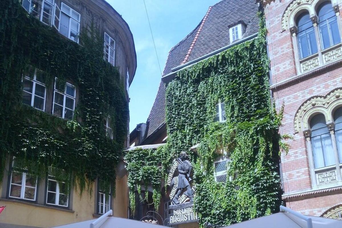 une statue sur le côté d'un bâtiment avec du lierre
