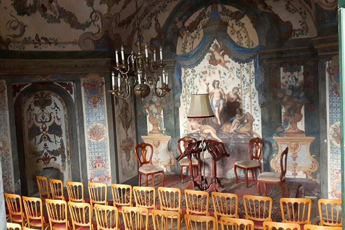 соба са гомилом столица и лампом
