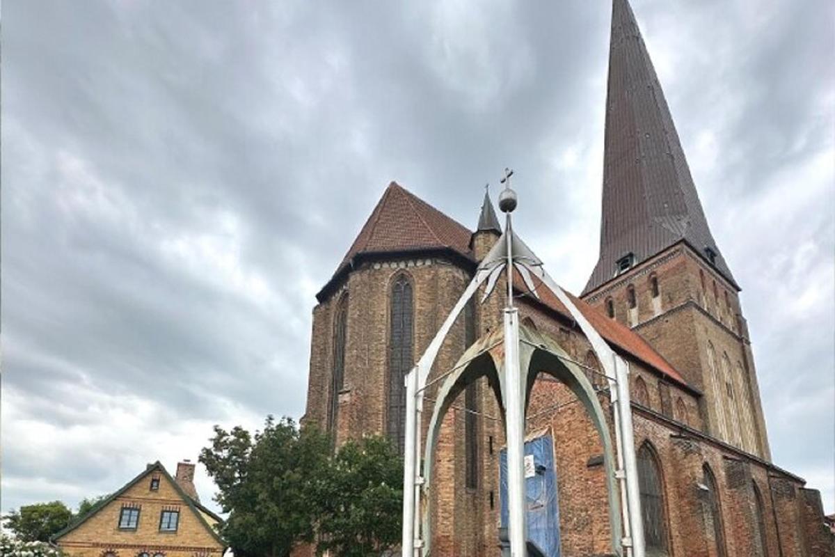una grande chiesa con un alto campanile e un edificio