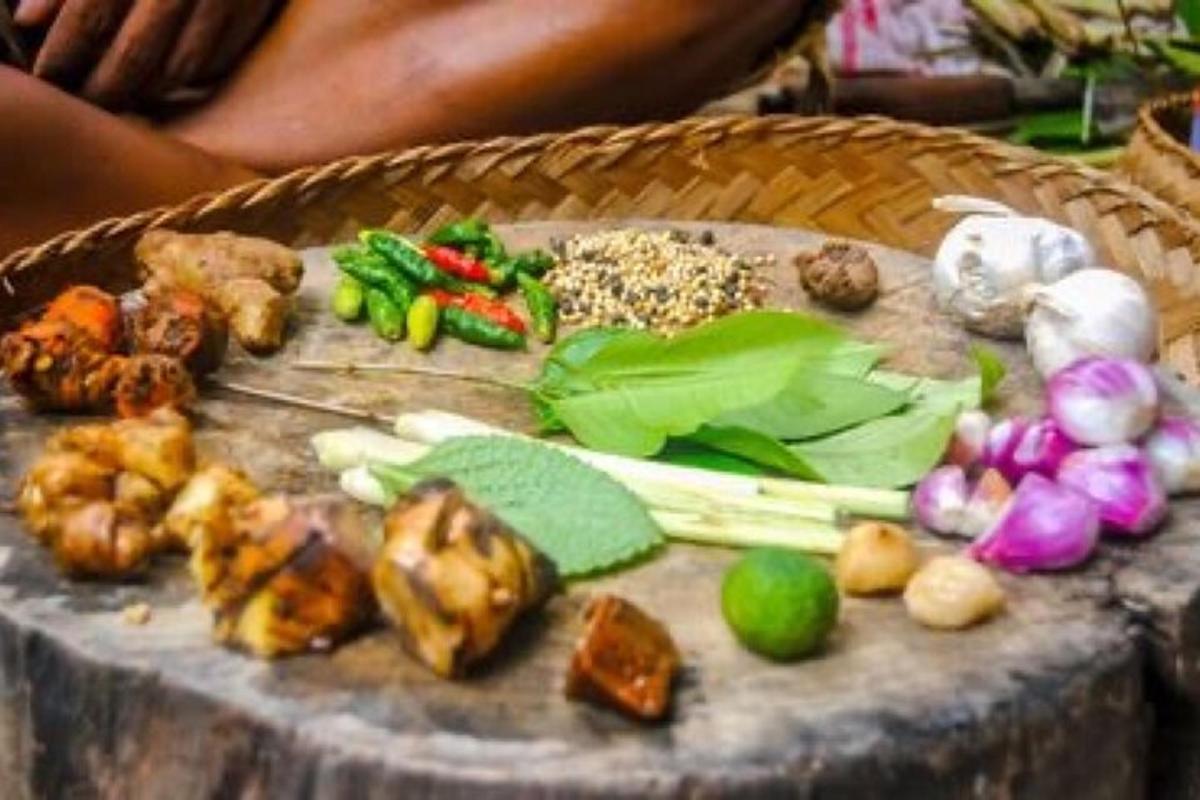 Un plato de comida con verduras en una mesa.