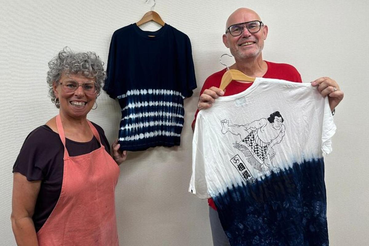 un home i una dona agafant-se una camisa i una camisa