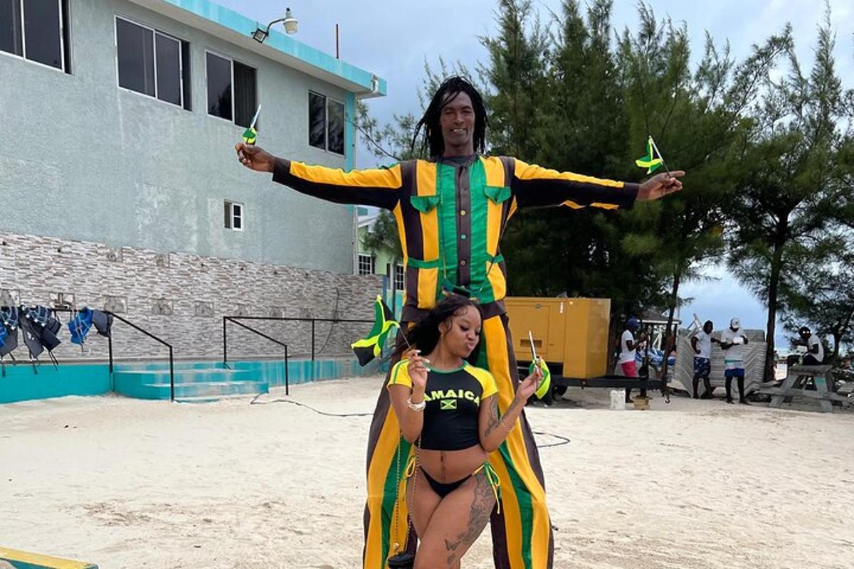 Un hombre y una mujer de pie en la playa