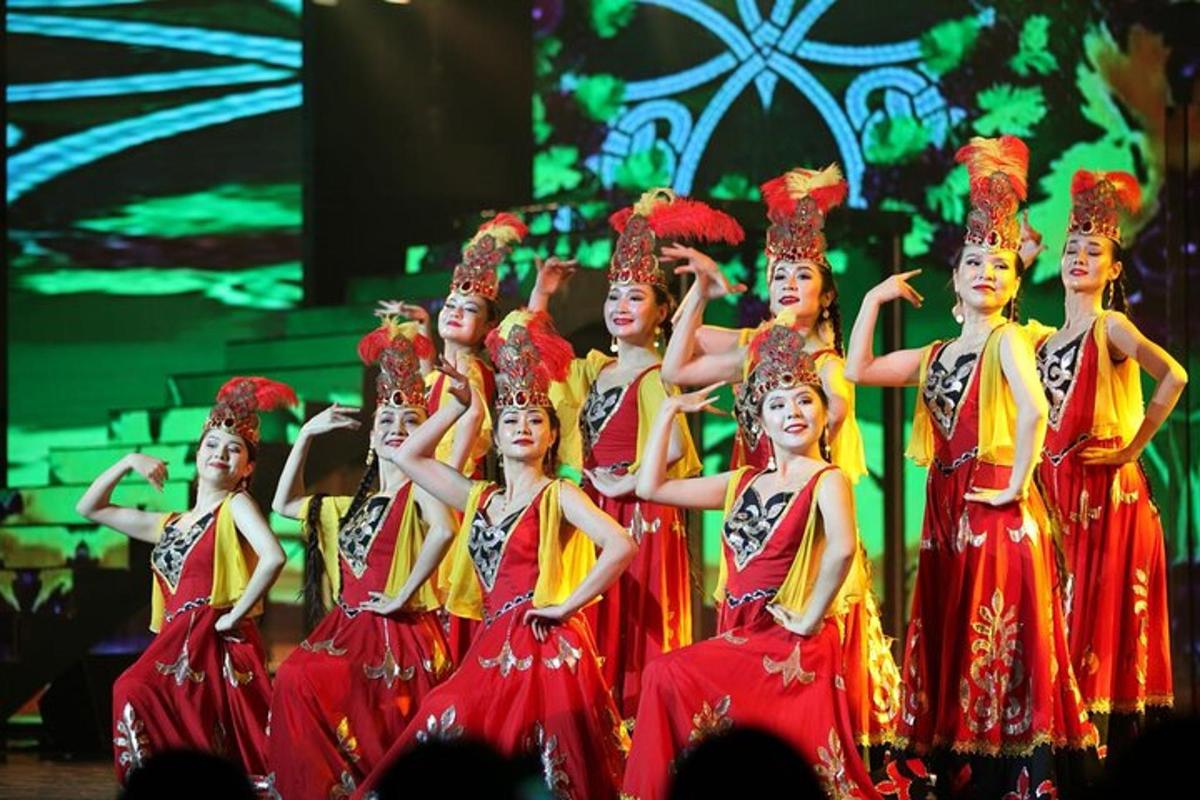 en gruppe kvinner som danser på en scene