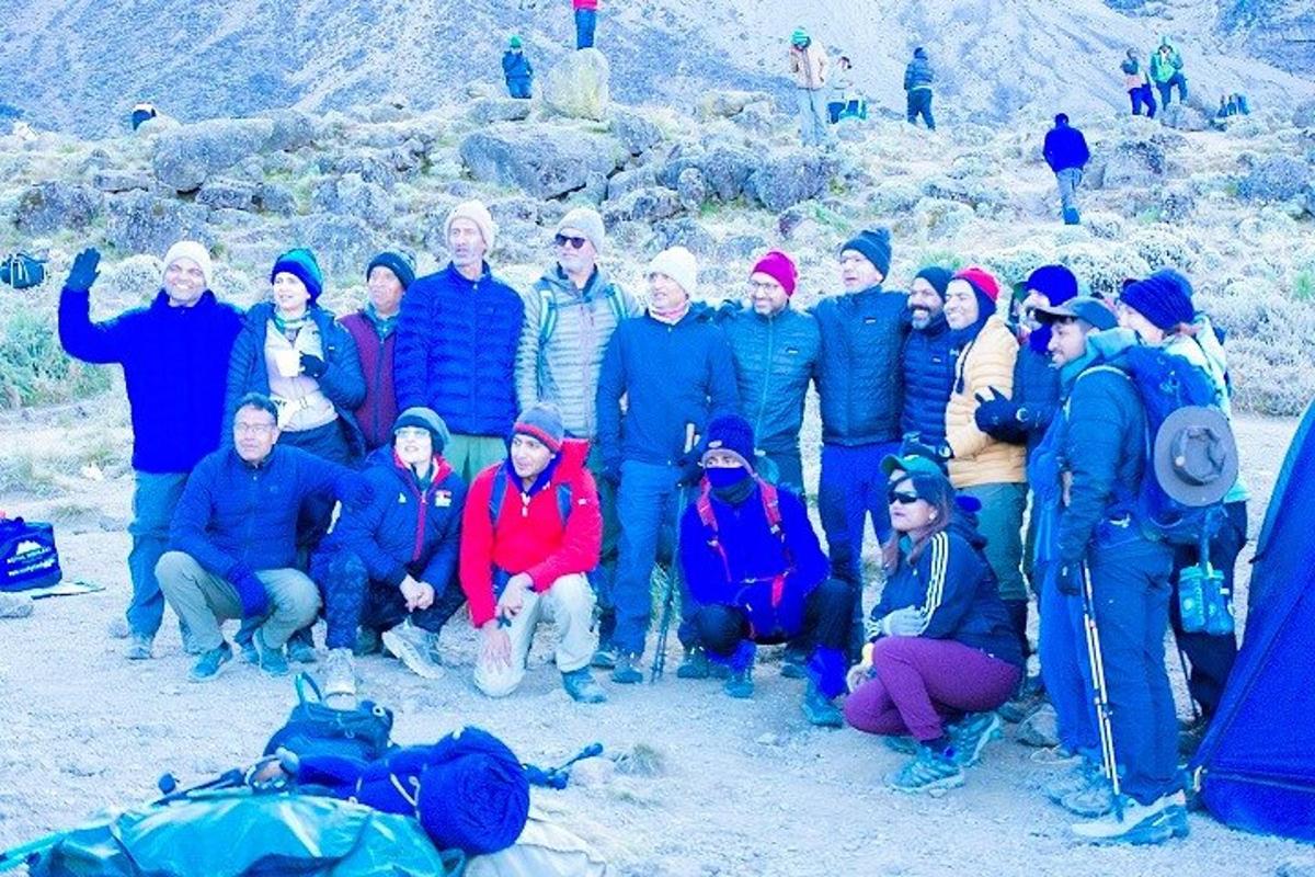 Un grupo de personas posando para una foto en una montaña.