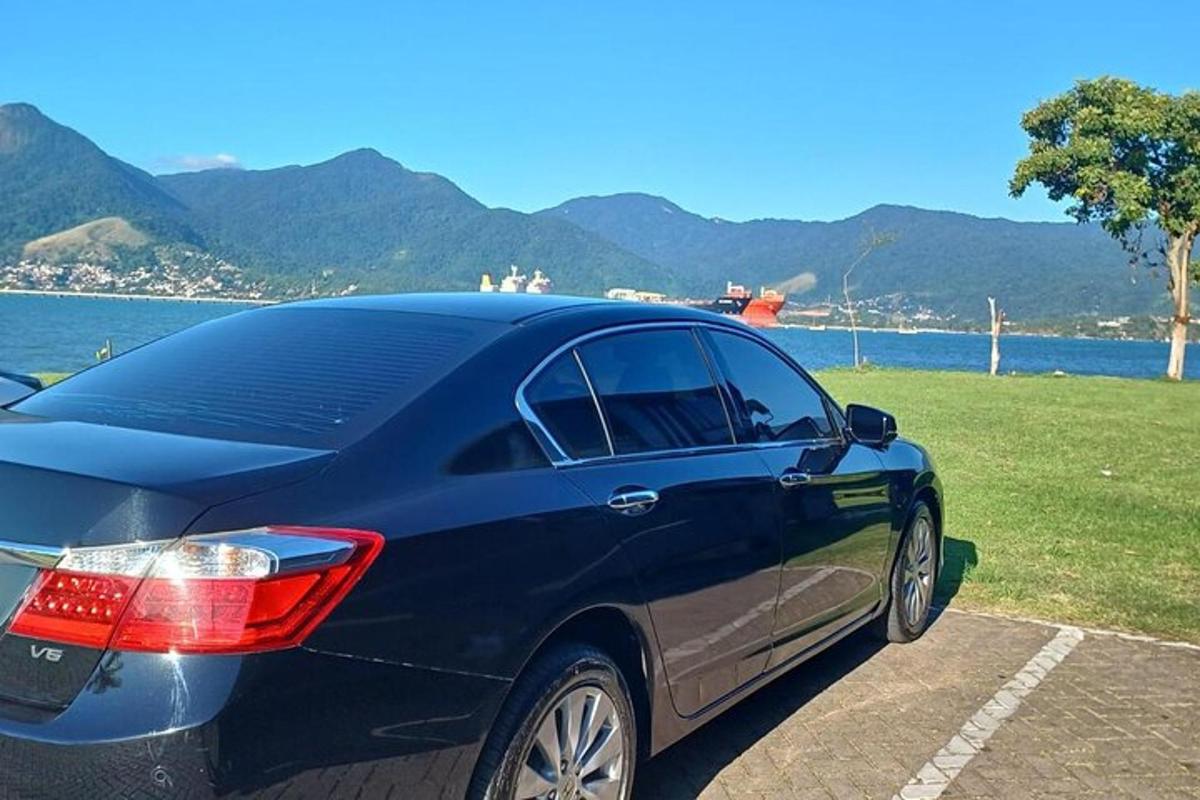 modré auto zaparkované vedle vodní plochy