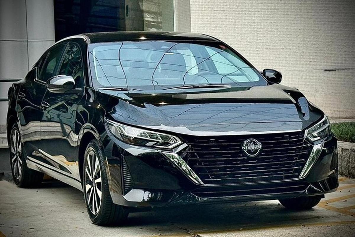 建物の前に駐車された黒い車