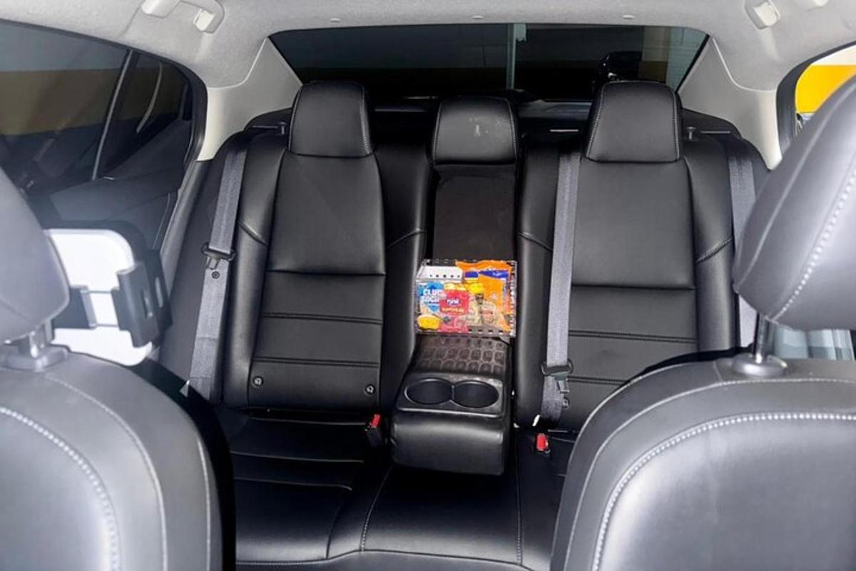 pohled zezadu na zadní sedadla automobilu