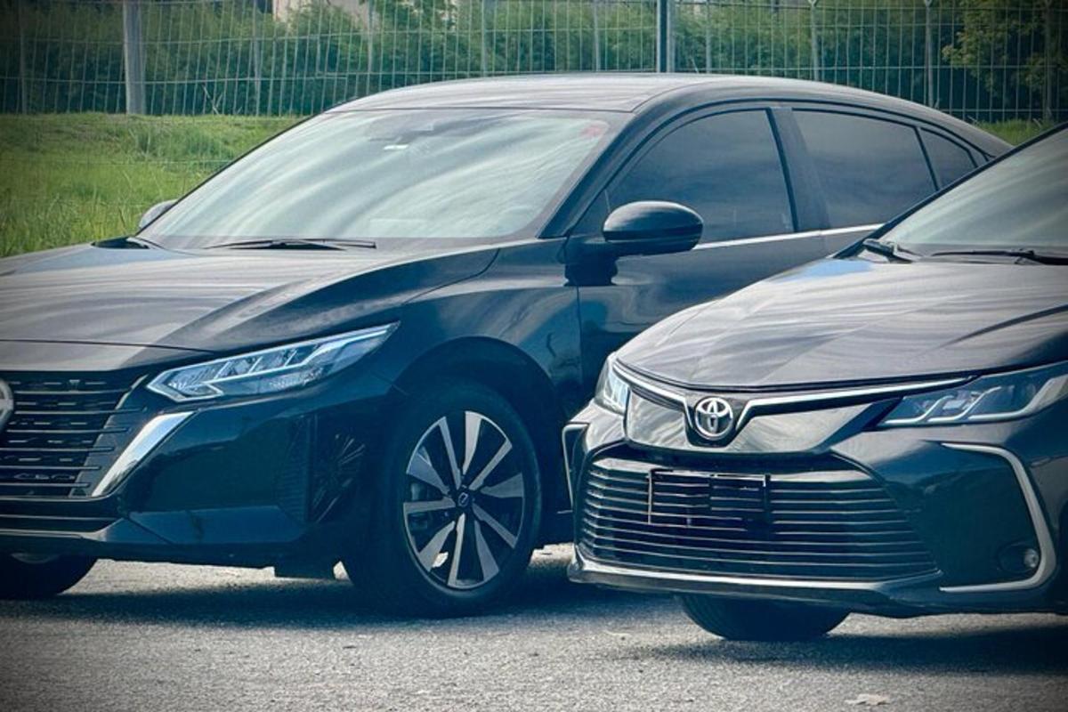 modré auto zaparkované vedle jiného auta