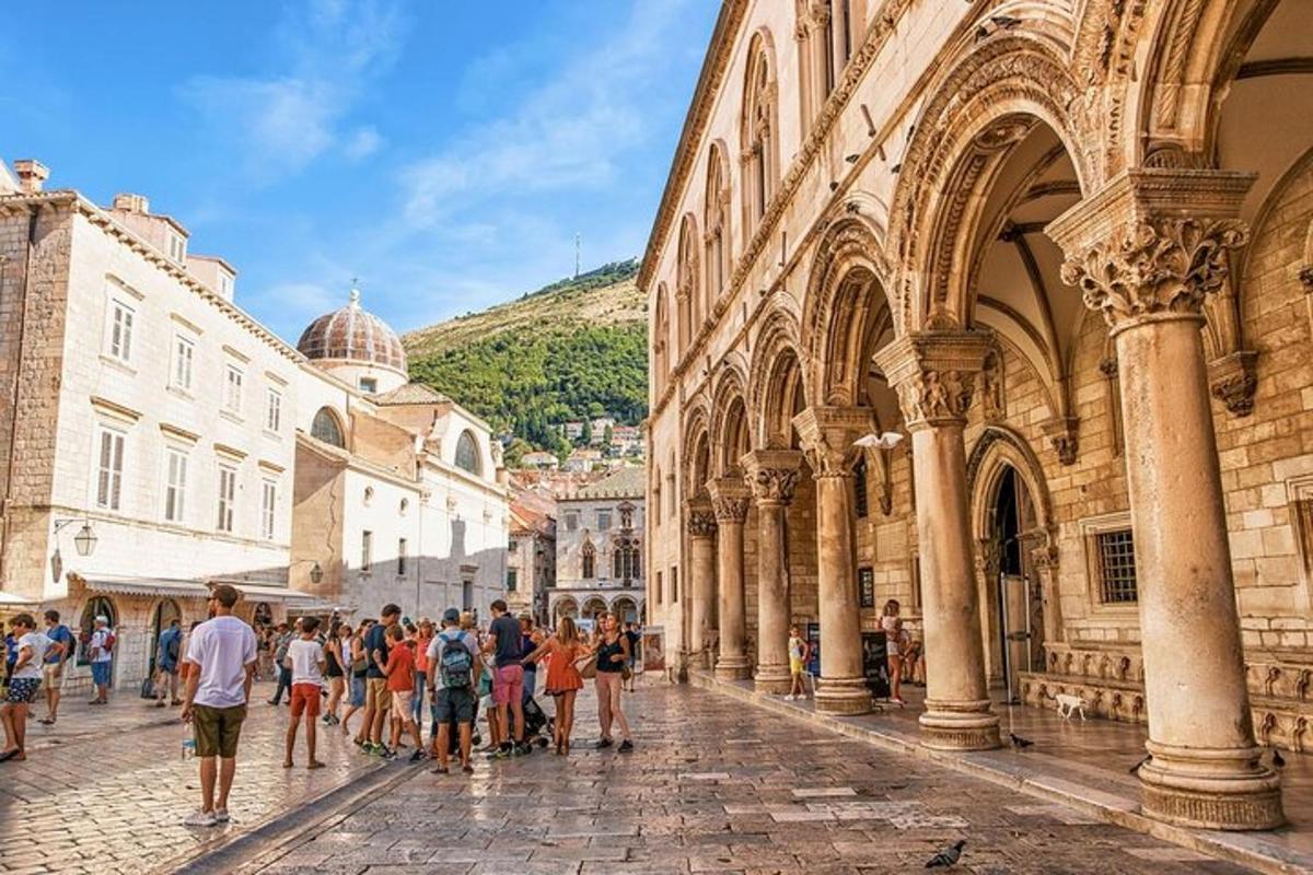 un gruppo di persone che camminano lungo una strada