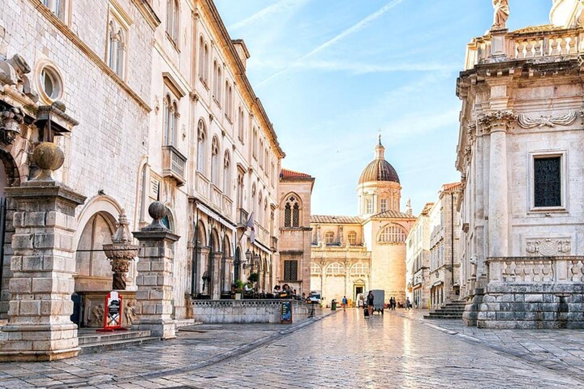una strada cittadina con un edificio e una cattedrale