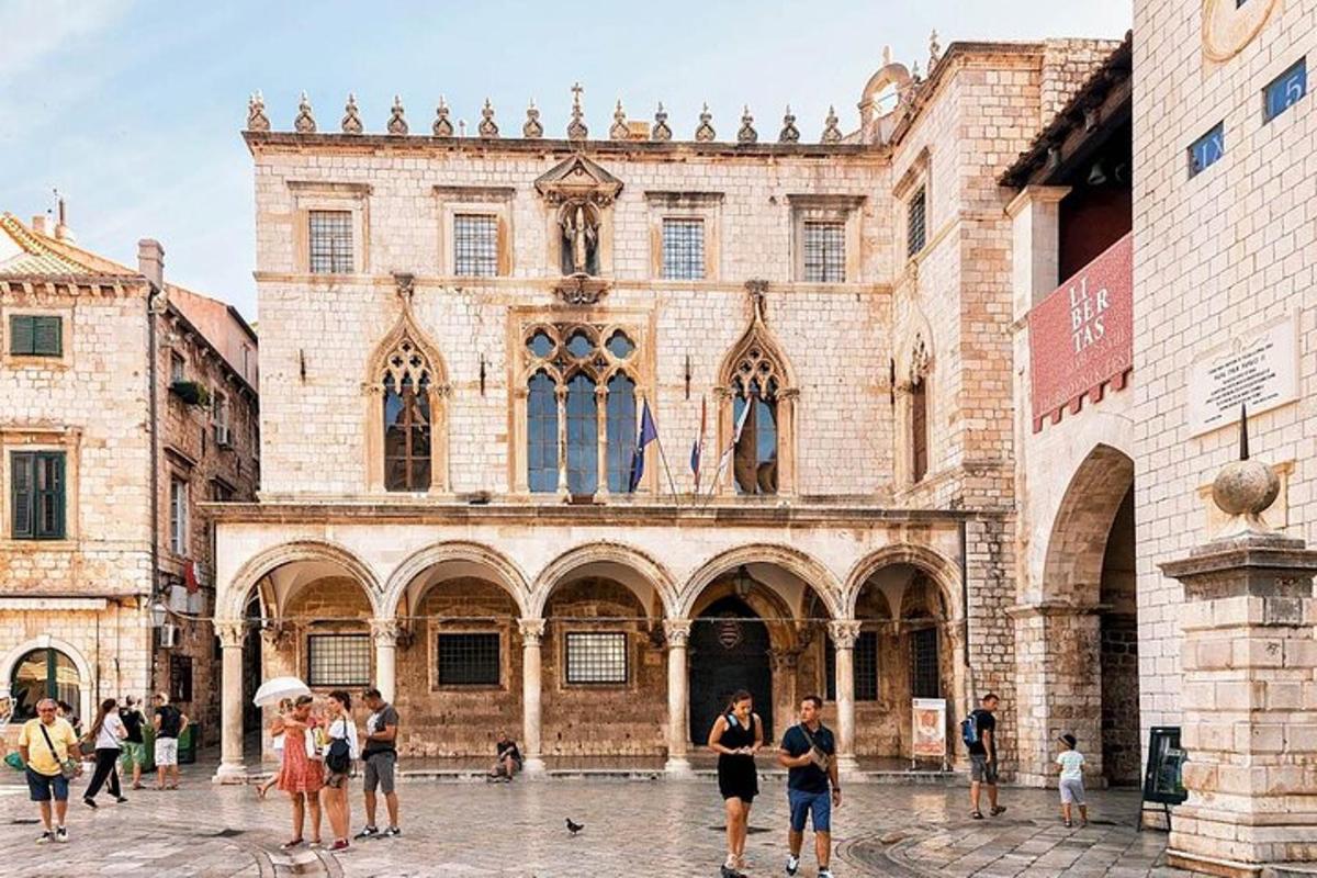 un gruppo di persone in piedi davanti a un edificio