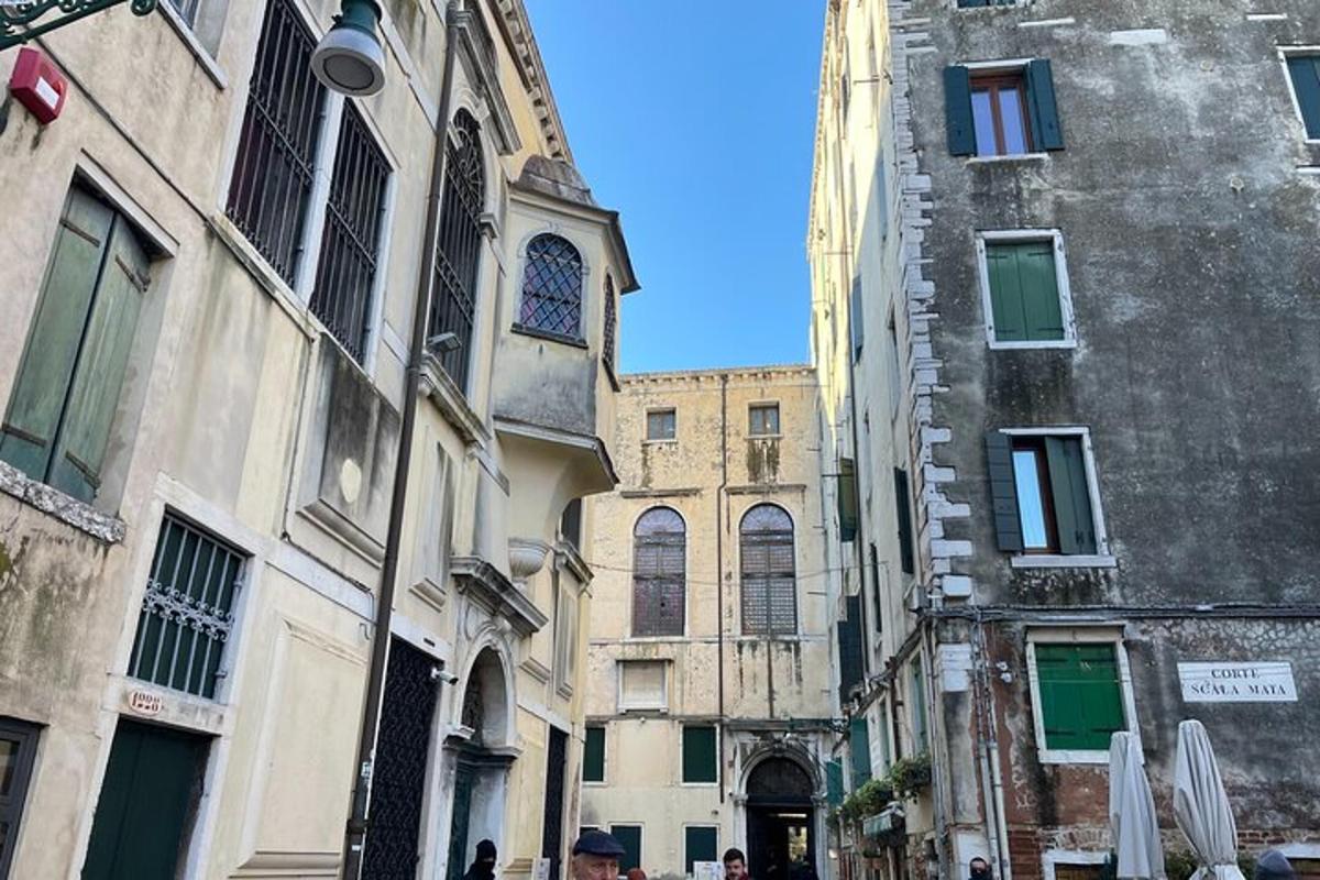 un grup d'edificis en un carrer amb una església