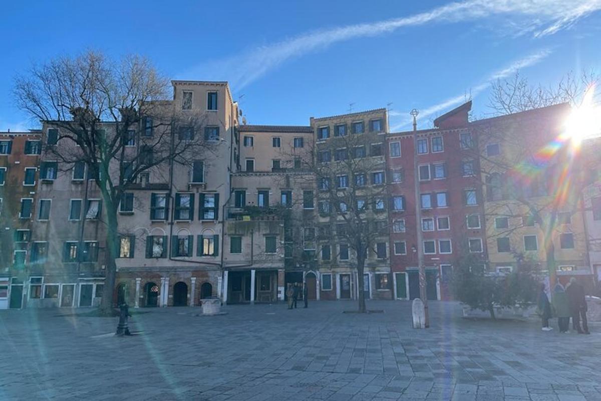un grup d'edificis amb gent dreta en un pati