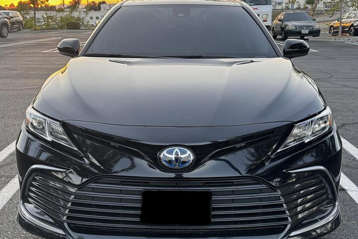 parklas pargitud Toyota auto eestvaade