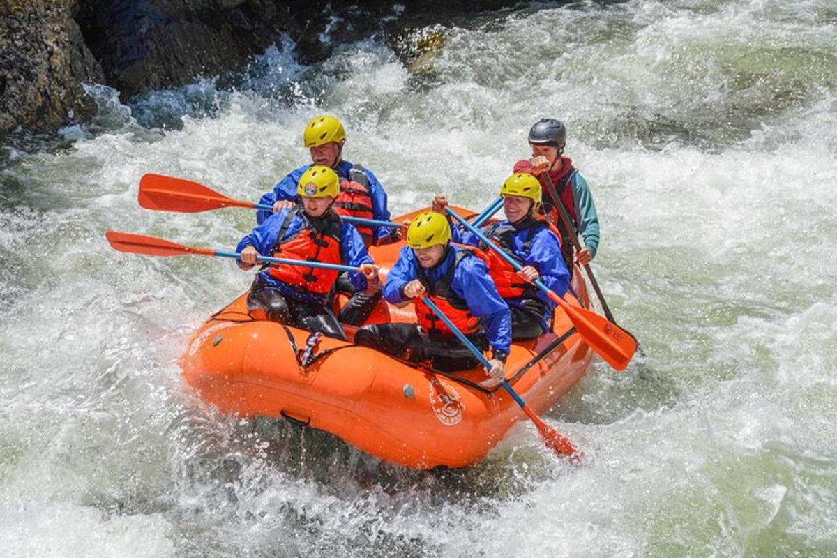 un gruppo di persone su una zattera su un fiume