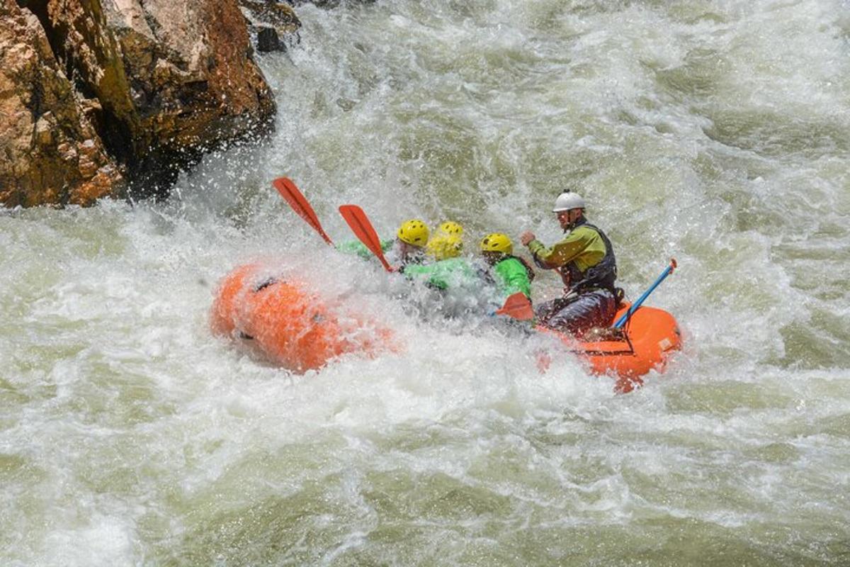 sekumpulan manusia dalam rakit di sungai