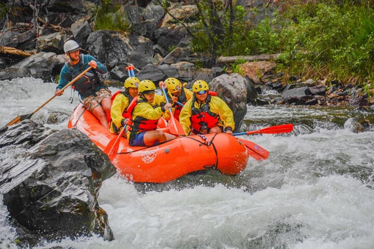 un gruppo di persone su una zattera in un fiume