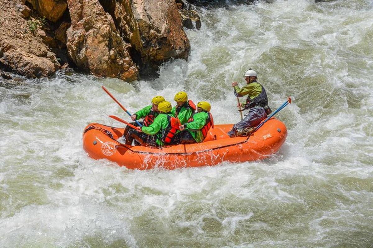 sekumpulan manusia dalam rakit di sungai
