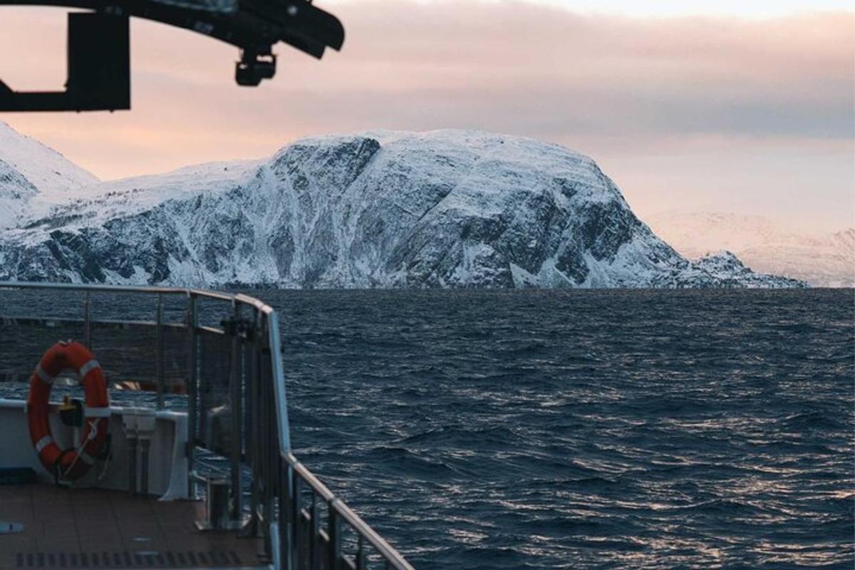 ett snötäckt berg ses från ett kryssningsfartyg