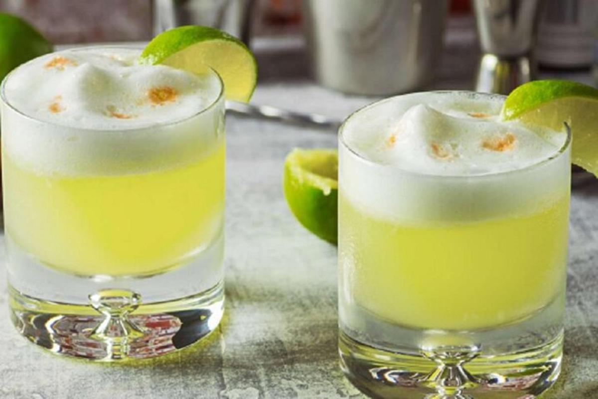 kaks klaasi laimimargaritasid laual