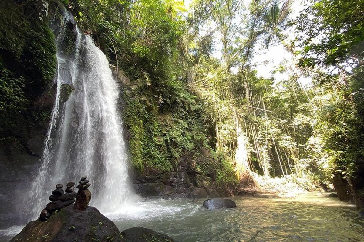air terjun di tengah-tengah sungai